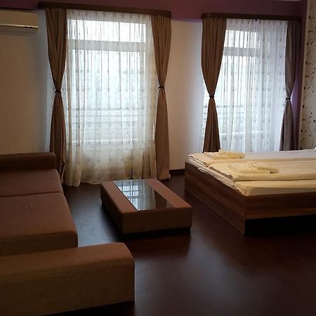 Sunlight Studio Apartment Oradea Luaran gambar